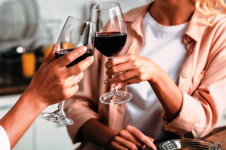 יין אדום מונע מחלות לב וכלי דם בין היתר כי הוא מחזק את&nbsp;המיקרוביום